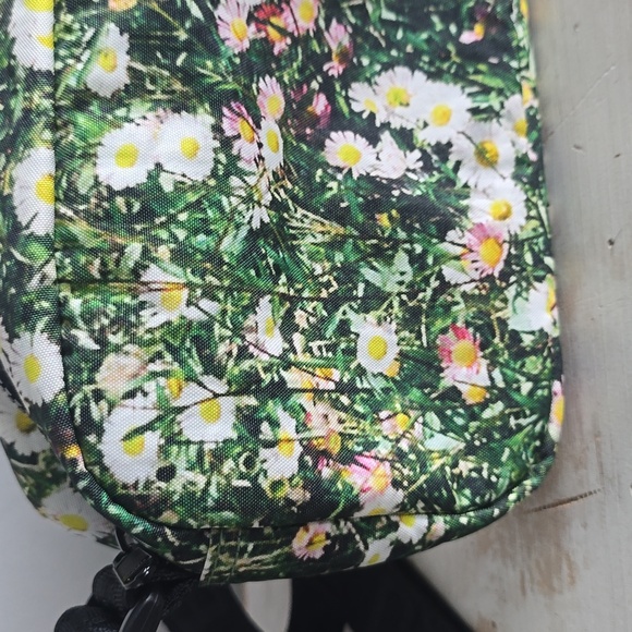 BAGGU Camera Crossbody In Daisy Print - Picture 3 of 15